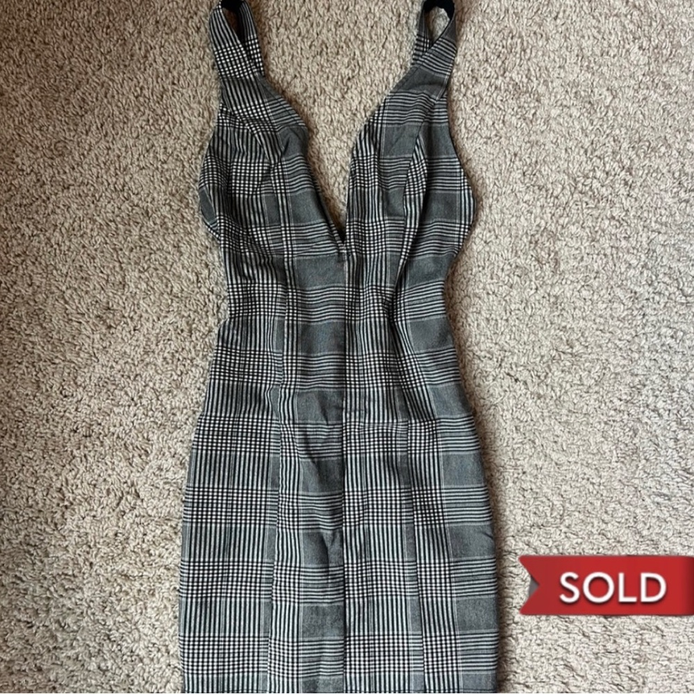 adorable black, white and gray plaid like dress! Forever 21 - size S